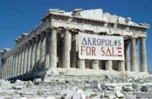 Na Acrópole, a faixa alusiva à crise financeira.