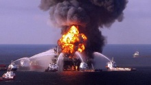 Plataforma de petróleo no Golfo do México logo após a explosão