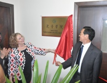 Na foto a profa. Rosa Marina de Brito Meyer e o prof. Wang Junkiang, vice-reitor da Hebei University. Fotógrafo Antônio Albuquerque.