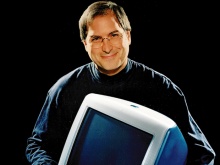 Steve Jobs com um computador IMac, modelo "Bondi Blue".