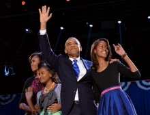 Obama festeja a vitória com a mulher, Michelle, e as filhas, Malia e Sasha. Fonte: www.bloomberg.com