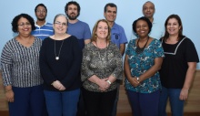 A Diretora da Divisão de Bibliotecas e Documentação, Dolores Rodrigues Perez, e equipe. Fotógrafo Antônio Albuquerque. Acervo Núcleo de Memória.