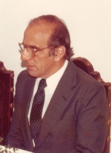 O Prof. Elias Kallás, em 1984.  Fotógrafo desconhecido. Acervo Núcleo de Memória. 
