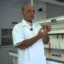 O Professor José Guerchon em uma de suas aulas publicadas no seu canal do Youtube.