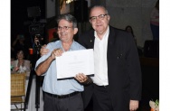 O Reitor Prof. Pe. Josafá faz a entrega do diploma de Honra ao Mérito ao funcionário Antônio Albuquerque, por seus 50 anos de dedicação à PUC-Rio. Acervo Núcleo de Memória. 