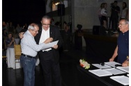 O Reitor Prof. Pe. Josafá faz a entrega do diploma de Honra ao Mérito ao Prof. José Carmello Braz de Carvalho, por seus 50 anos de dedicação à PUC-Rio. Acervo Núcleo de Memória. 