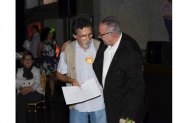 O Reitor Prof. Pe. Josafá faz a entrega do diploma de Honra ao Mérito ao funcionário Otacílio Gomes Queiroz. Acervo Núcleo de Memória. 