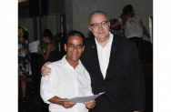 O Reitor Prof. Pe. Josafá faz a entrega do diploma de Honra ao Mérito a Nelson Joaquim dos Santos. Acervo Núcleo de Memória. 