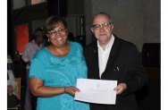 O Reitor Prof. Pe. Josafá faz a entrega do diploma de Honra ao Mérito a Digerlaine Gomes Tenório. Acervo Núcleo de Memória.