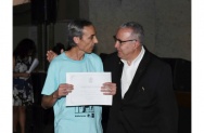 O Reitor Prof. Pe. Josafá faz a entrega do diploma de Honra ao Mérito a Francisco José Martins Bezerra. Acervo Núcleo de Memória.