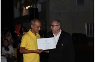 O Reitor Prof. Pe. Josafá faz a entrega do diploma de Honra ao Mérito a Luiz Carlos Domingos. Acervo Núcleo de Memória.
