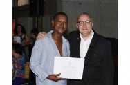 O Reitor Prof. Pe. Josafá faz a entrega do diploma de Honra ao Mérito a Ubiratan Moreira Silva. Acervo Núcleo de Memória.