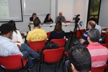 Formando a Mesa, o Prof. Ricardo Ismael (CIS), Rosa Freire d’Aguiar Furtado e o Prof. Eduardo Raposo (CIS), no auditório do IAG.