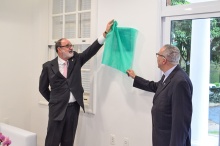 O decano do CCBS, prof. Hilton Koch, e o reitor pe. Josafá Carlos de Siqueira S.J. descerram a placa comemorativa da inauguração. Fonte: site do Departamento de Medicina da PUC-Rio.