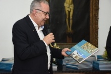 O Reitor Pe. Josafá S.J. apresenta o livro aos convidados, durante o seu lançamento, realizado na sala do Conselho Universitário. Fotógrafo Antônio Albuquerque.