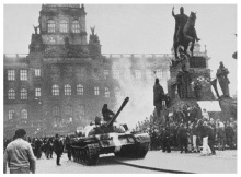 Os tanques soviéticos na Vaclav Namésti, em Praga.
