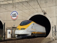 Trem atravessa o Eurotunel.