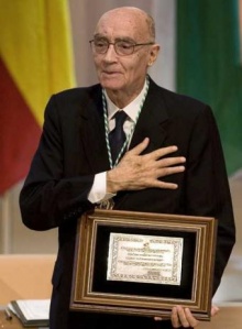 José Saramago recebe o prêmio Nobel de Literatura.