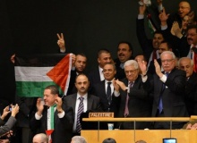 O chefe da Autoridade Palestina, Mahmoud Abbas e a delegação palestina aplaudem a decisão. Fonte: www.cartacapital.com.br
