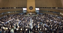 Cerimônia de assinatura do Acordo, na ONU, em Nova York. Fotógrafo Mark Garten/UN Photo. Fonte: www.observatoriodoclima.eco.br
