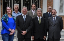 O Decano Prof. Hilton Koch com o Vice-Decano Prof. Mauro Meirelles Pena, o Diretor da Escola Médica de Pós-Graduação, Prof. Roberto Alves Lourenço, a Coordenadora Setorial de Graduação, Profa. Rejan Rodrigues Guedes-Bruni, o Coordenador Setorial de Pós-Graduação e Pesquisa, Prof. Jorge Calmon de Almeida Biolchini, o Vice-Diretor da Escola Médica, Prof. Walmir Ferreira Coutinho, e o Diretor do Instituto de Odontologia, Prof. Ricardo Guimarães Fischer. Fotógrafo Antônio Albuquerque. Acervo Núcleo de Memória.