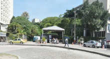 Guarita da portaria na entrada pela avenida Padre Leonel Franca. Fotógrafo Antônio Albuquerque. Acervo do Núcleo de Memória. 