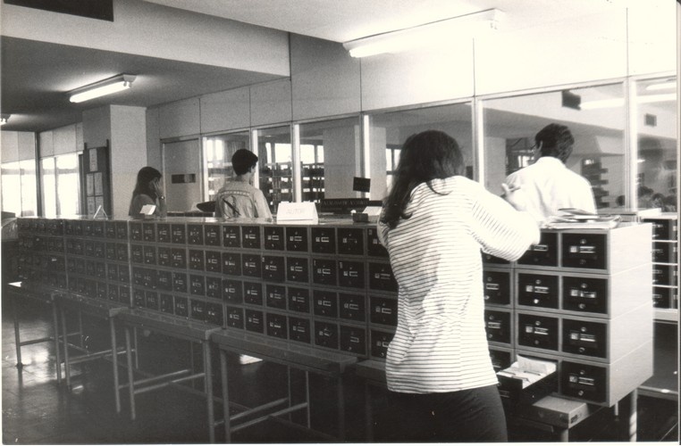 Fichários da Biblioteca Central, com a catalogação dos livros por assunto, autor e título. 1992. Fotógrafo Antônio Albuquerque. Acervo Núcleo de Memória.