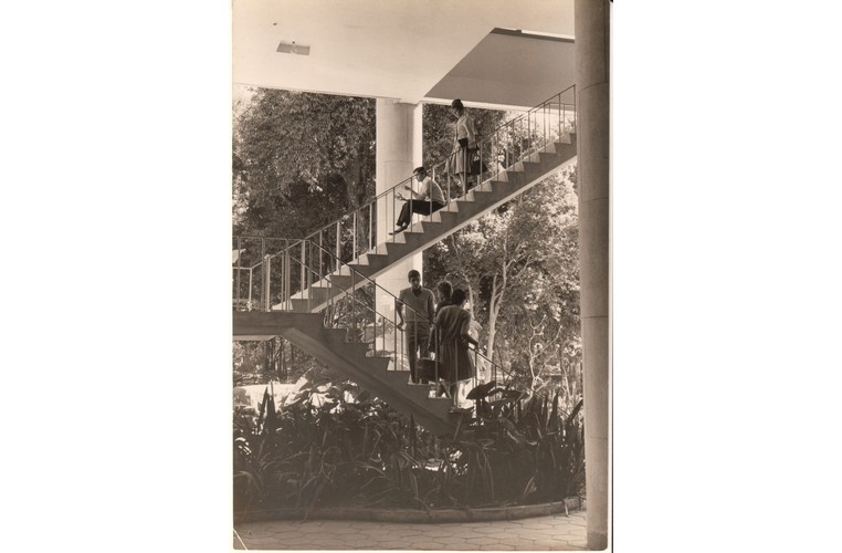 Alunos na escada do bloco C do Edifício Cardeal Leme. c. 1965. Fotógrafo desconhecido.  Acervo Núcleo de Memória.