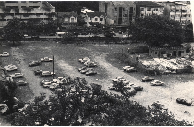 Vista do estacionamento principal e da rua Marques de São Vicente. 1985 Fotógrafa Cintia Moraes. Acervo Comunicar.
