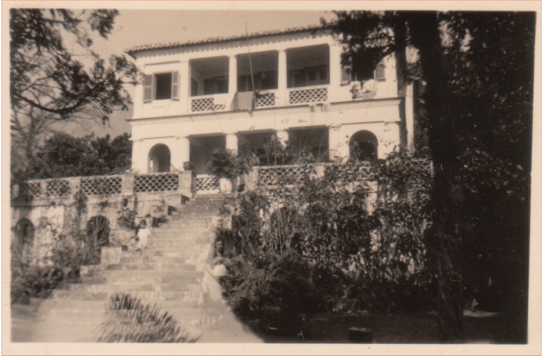 Fachada do Solar Grandjean de Montigny, quando ainda era a casa de uma família. c. 1950. Acervo de Maria José Teixeira Soares.