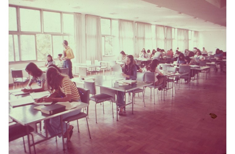 Salão de leitura e estudo da Biblioteca Central. c. 1976. Fotógrafo desconhecido. Acervo Núcleo de Memória.