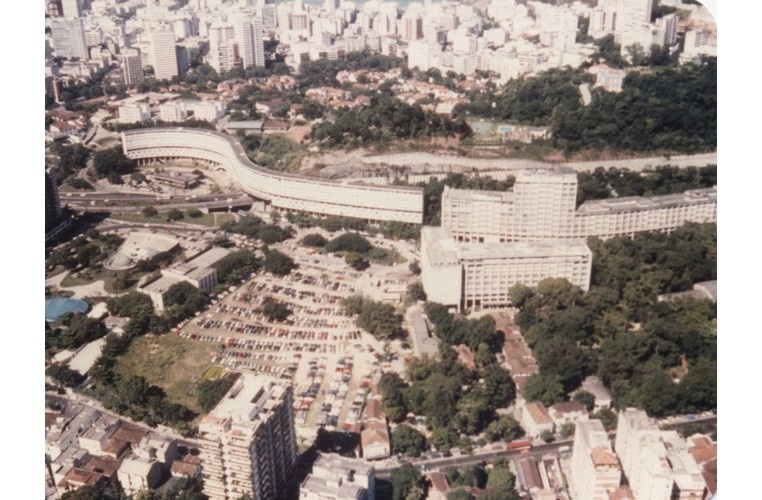 A partir da esquerda, o Planetário, estacionamento principal, Minhocão e edifícios Leme e da Amizade. c. 1990. Fotógrafo desconhecido. Acervo Comunicar.