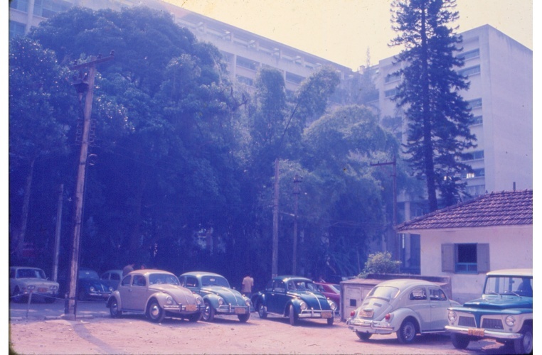 Vista do Edifício da Amizade a partir da frente do prédio da Física. À direita, a casinha da CCE. c. 1980. Fotógrafo desconhecido.
