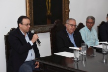 O Prof. Ricardo Queiroz Aucélio, o Reitor Pe. Josafá S.J. e o Prof. José Marcus de Oliveira Godoy, na sala do Conselho Universitário. Fotógrafo Antônio Albuquerque.
