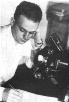 César Lattes em seu laboratório.