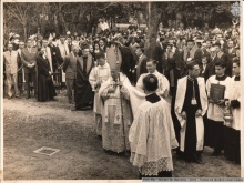 O Arcebispo Dom Jaime de Barros Câmara, e o Padre Velloso , S.J. por ocasião do lançamento da pedra fundamental.