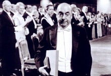 Pablo Neruda ao receber o Prêmio Nobel de Literatura.