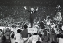 Frank Sinatra canta para 175 mil pessoas no Maracanã.