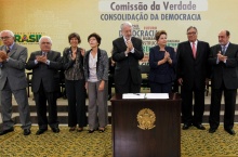 A presidente Dilma Roussef e os membros da Comissão Nacional da Verdade. Fonte: www.planalto.gov.br