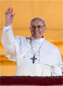 O Papa Francisco dirige-se à multidão na Praça de São Pedro logo após sua eleição. Fonte: www.vatican.va
