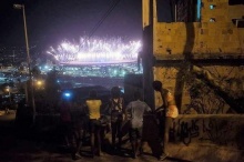 Foto de Tércio Teixeira, feita do Morro da Mangueira, Rio, durante a cerimônia de abertura dos Jogos Olímpicos. Fonte: site www.rpepp.com.br
