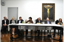 A Ministra Isabella Teixeira ao lado do Reitor Pe. Josafá S.J., na sala do Conselho Universitário. Fotógrafa Ana Carolina Nunes. Acervo Comunicar.