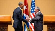 Os presidentes Obama e Raúl Castro cumprimentam-se após conferência de imprensa. Fotógrafo Chuck Kennedy. Fonte: commons.wikimedia.org