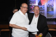 O Reitor Prof. Pe. Josafá S.J. faz a entrega do diploma de Honra ao Mérito ao professor José Mauro Pedro Fortes, do CETUC, por seus 45 anos de dedicação à PUC-Rio. 
