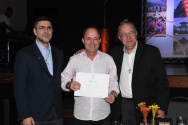 O Reitor Prof. Pe. Josafá S.J. faz a entrega do diploma de Honra ao Mérito ao professor Marco Aurélio Cavalcanti Pacheco, do Departamento de Engenharia Elétrica, por seus 40 anos de dedicação à PUC-Rio. Ao lado, o Vice-Reitor Pe. Álvaro Pimentel S.J..