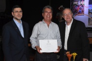 O Reitor Prof. Pe. Josafá S.J. faz a entrega do diploma de Honra ao Mérito ao professor Sergio Leal Braga, do Departamento de Engenharia Mecânica, por seus 40 anos de dedicação à PUC-Rio. Ao lado, o Vice-Reitor Pe. Álvaro Pimentel S.J..