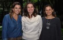 A Coordenadora de Bolsas e Auxílios, Juliana Bacellar Brandão Guimarães, e as coordenadoras setoriais. Fotógrafo Antônio Albuquerque. Acervo Núcleo de Memória.