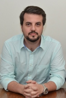 O Coordenador Central de Orçamento a partir de agosto, Prof. Luiz Eduardo Santos Torres. Fotógrafo Antônio Albuquerque. Acervo Núcleo de Memória.