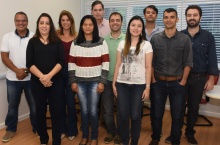 O Gerente de Sistemas Administrativos, Gustavo Miranda Araujo, e equipe. Fotógrafo Antônio Albuquerque. Acervo Núcleo de Memória.