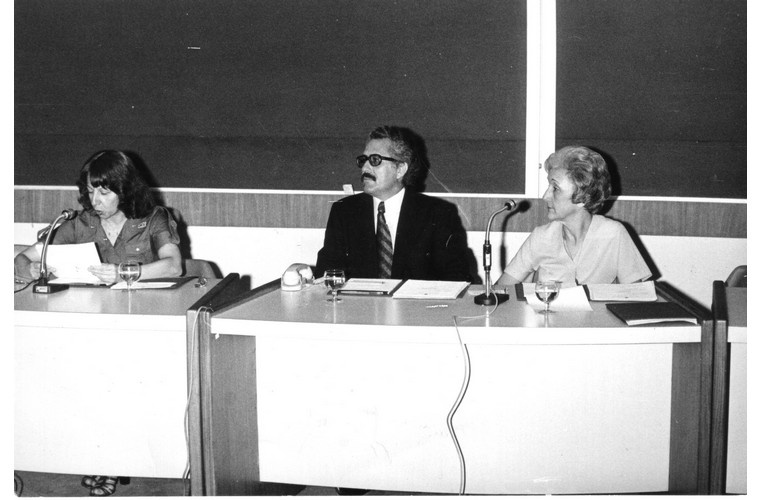 O Prof. Silviano Santiago e a Profa. Cleonice Bernardinelli no IV Encontro de Professores de Literatura, no Auditório do RDC. 1977. Fotógrafo Antônio Albuquerque. Acervo Núcleo de Memória.